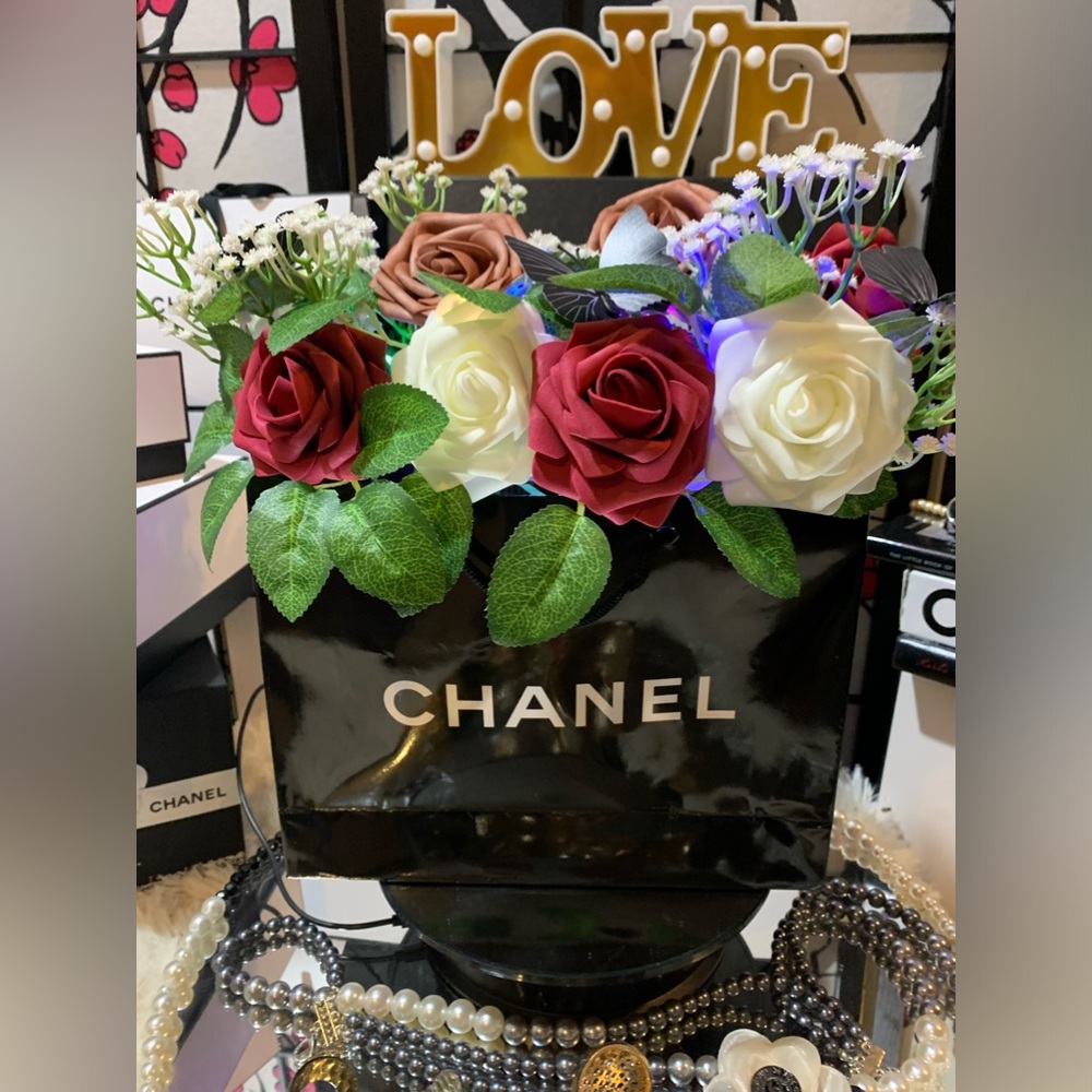 Gorgeous bouquet homemade with Authentic branded bag.